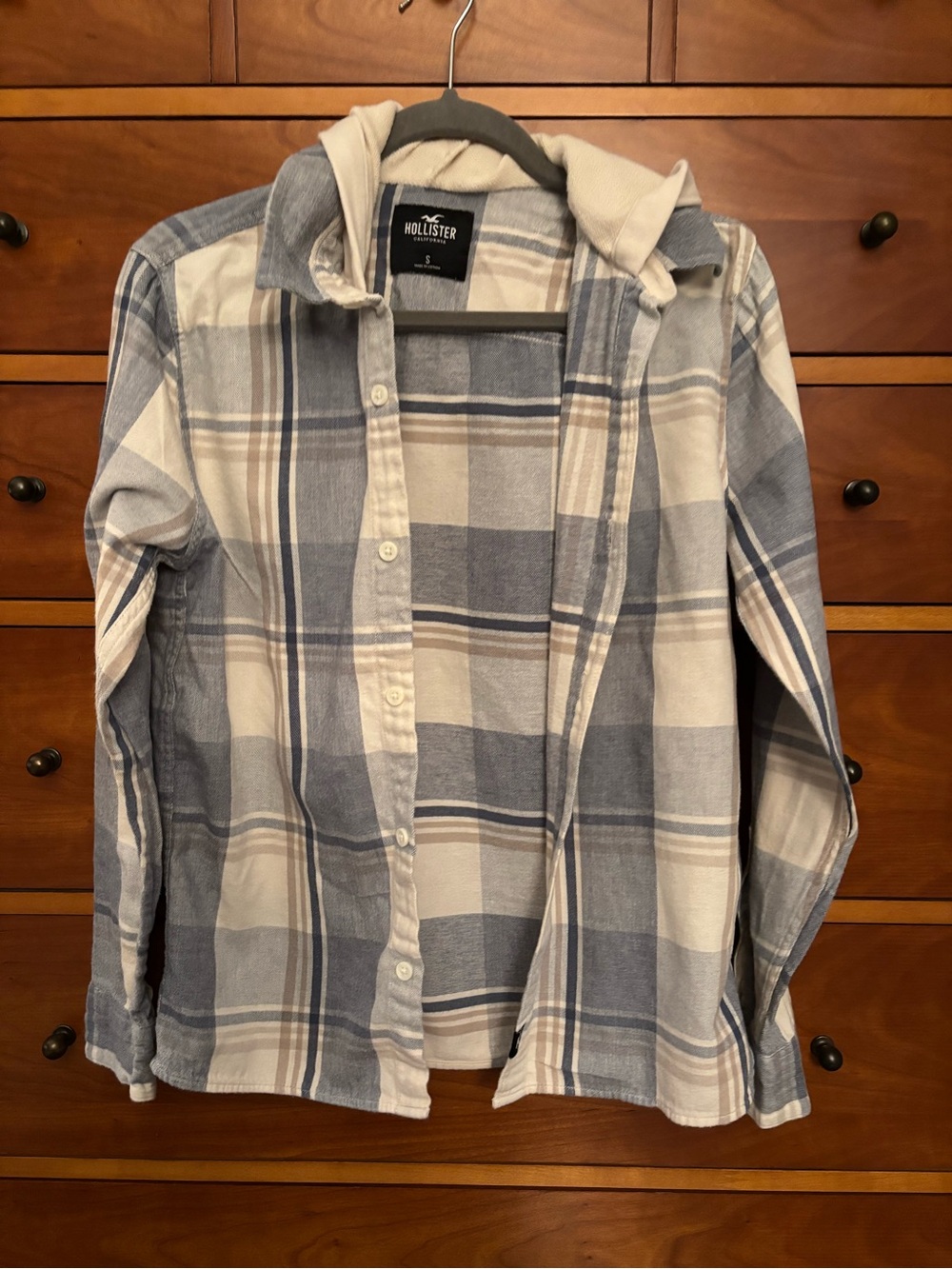 Hollister Men's Light Blue and Cream Plaid Button-Down Shirt
